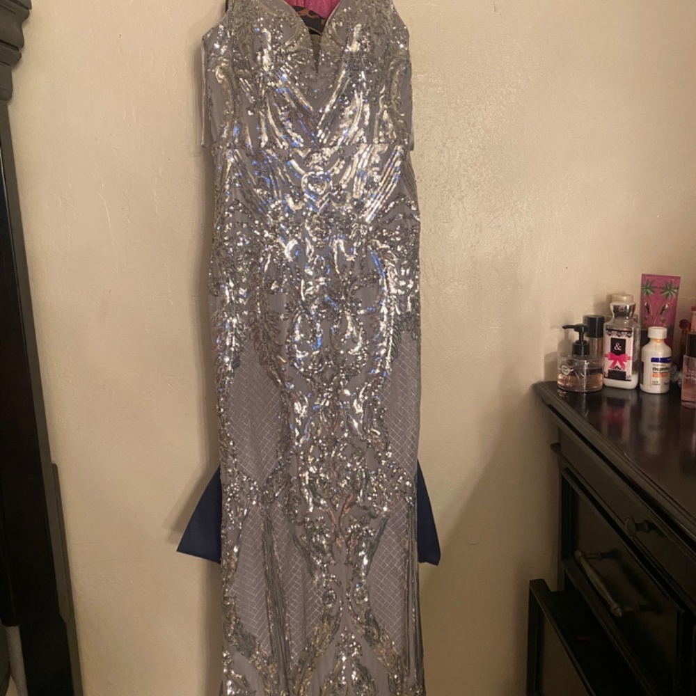 Dress - Picture 3 of 3